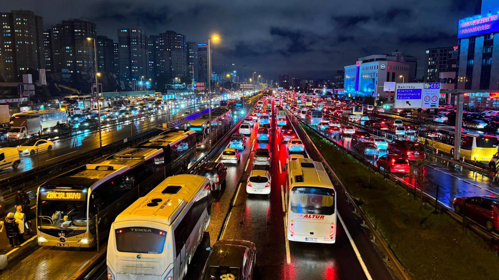 İstanbul trafik yoğunluğunda dünya lideri oldu, sürücüler yılda 105 saatlerini yollarda geçirdi: İşte o sıralama